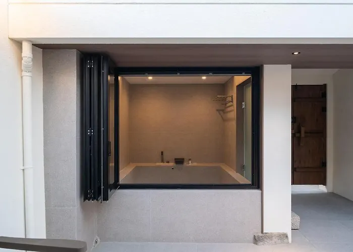 Sagyewon - Jongno Private House With 3 Rooms, 2 Bathrooms, Yard And Jacuzzi * Seoul