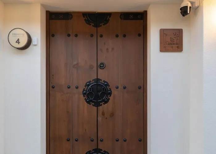 Sagyewon - Jongno Private House With 3 Rooms, 2 Bathrooms, Yard And Jacuzzi Seoul